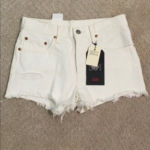 LEVI’S White mid rise jean shorts